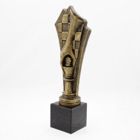 statuetka odlewana z materiałów syntetycznych; wykończenie w kolorze patynowanego mosiądzu; podstawa czarny granit; wysokość ok. 31 cm