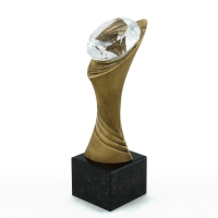 statuetka odlana z materiałów kompozytowych; wykończenie w kolorze patynowanego mosiądzu; szklany 'diament'; podstawa czarny granit; wysokość statuetki  ok. 27 cm