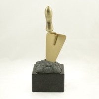 statuetka wykonana w technice mieszanej; wykończenie w kolorze złotym; podstawa czarny granit; wysokość 27 cm