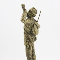 statuetka odlewana z materiałów syntetycznych; wykończenie w kolorze patynowanego mosiądzu; podstawa czarny granit; wysokość ok.29 cm