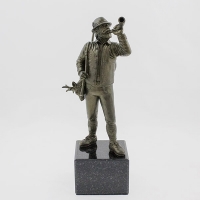 statuetka odlewana z materiałów syntetycznych; wykończenie w kolorze brązu; podstawa czarny granit; wysokość ok.29 cm
