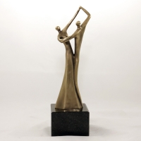 trofeum taneczne, statuetka taneczna odlewana z mosiądzu; podstawa czarny granit; wysokość ok. 30cm
