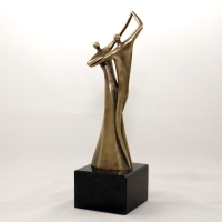 trofeum taneczne, statuetka taneczna odlewana z mosiądzu; podstawa czarny granit; wysokość ok. 30cm