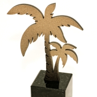 statuetka wykonana z mosiądzu; powierzchnia o fakturze piaskowania z płynnym przejściem patynowania od ciemnego na dole do jasnego na górze; podstawa czarny granit; wysokość 24 cm