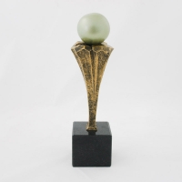 statuetka odlewana z materiałów syntetycznych; wykończenie w kolorze patynowanego mosiądzu; podstawa czarny granit; wysokość ok.26 cm