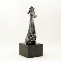 statuetka odlewana z materiałów syntetycznych; wykończenie w kolorze patynowanego srebra; podstawa czarny granit; wysokość ok.26 cm