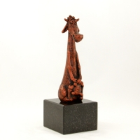 statuetka odlewana z materiałów syntetycznych; wykończenie w kolorze patynowanej miedzi; podstawa czarny granit; wysokość ok.26 cm