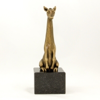 statuetka odlewana z materiałów syntetycznych; wykończenie w kolorze patynowanego mosiądzu; podstawa czarny granit; wysokość ok.25 cm