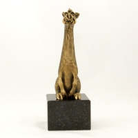 statuetka odlewana z materiałów syntetycznych; wykończenie w kolorze patynowanego mosiądzu; podstawa czarny granit; wysokość ok.25 cm