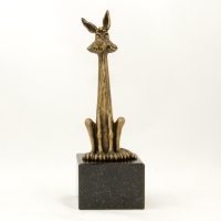 statuetka odlewana z materiałów syntetycznych; wykończenie w kolorze patynowanego mosiądzu; podstawa czarny granit; wysokość ok.27 cm