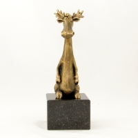 statuetka odlewana z materiałów syntetycznych; wykończenie w kolorze patynowanego mosiądzu; podstawa czarny granit; wysokość ok.24 cm