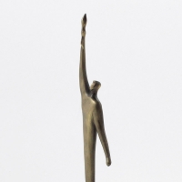 statuetka odlewana z metalu; wykończenie w kolorze patynowanego mosiądzu; podstawa czarny granit; wysokość ok.27 cm
