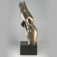 statuetka odlana z mosiądzu; wykończenie patynowane; wysokość 31 cm