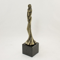 statuetka wykonana z mosiądzu; podstawa czarny granit; wysokość ok. 28 cm