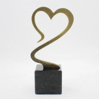 statuetka odlewana z metalu; wykończenie w kolorze patynowanego mosiądzu; podstawa czarny granit; wysokość ok.23 cm