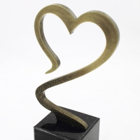 statuetka odlewana z metalu; wykończenie w kolorze patynowanego mosiądzu; podstawa czarny granit; wysokość ok.23 cm