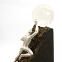 statuetka wykonana w technice mieszanej; baza odlewana z materiałów syntetycznych; postać odlana z metalu; kula szklana