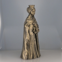 statuetka odlana z materiałów syntetycznych; wykończenie mosiądz patynowany; wysokość 29 cm