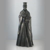 statuetka odlana z materiałów syntetycznych; wykończenie czarne półmatowe imitujące węgiel; wysokość 29 cm
