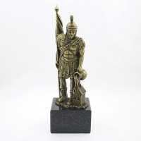 statuetka odlewana z materiałów syntetycznych; wykończenie w kolorze patynowanego mosiądzu; podstawa czarny granit; wysokość ok. 31cm