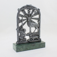 statuetka odlewana z materiałów syntetycznych; wykończenie w kolorze patynowanego srebra; podstawa czarny granit; wysokość ok. 24cm