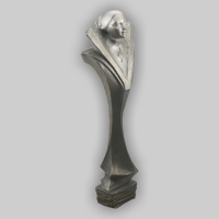 statuetka odlana z materiałów syntetycznych; wykończenie w kolorze srebrnym