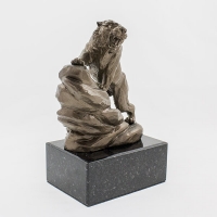 statuetka odlewana z materiałów syntetycznych; wykończenie w kolorze brązu; podstawa czarny granit; wysokość ok. 24 cm