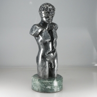 statuetka odlana z materiałów syntetycznych; wykończenie w kolorze patynowanego srebra; podstawa zielony marmur; wysokość 22 cm