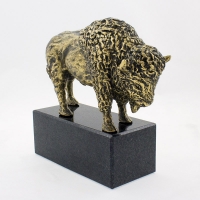 statuetka odlewana z materiałów syntetycznych; wykończenie w kolorze patynowanego mosiądzu; podstawa czarny granit; wysokość ok. 18 cm